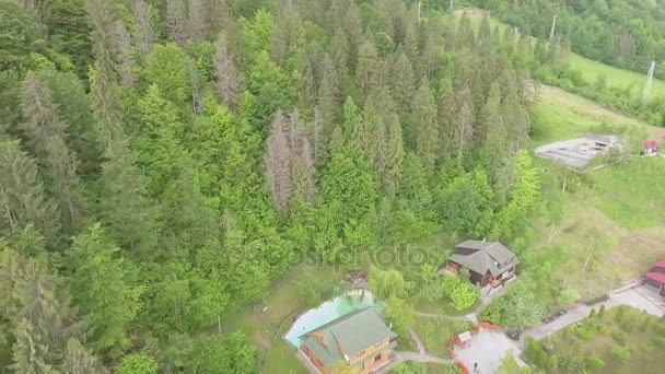 Panorama Mountain yeşil ahşap ve turistik kompleks — Stok video