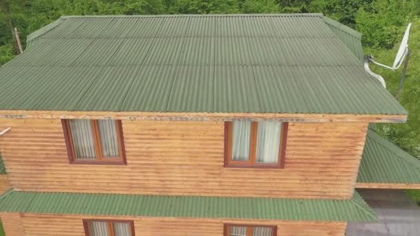 Деревянные апартаменты на территории туристического комплекса — стоковое видео