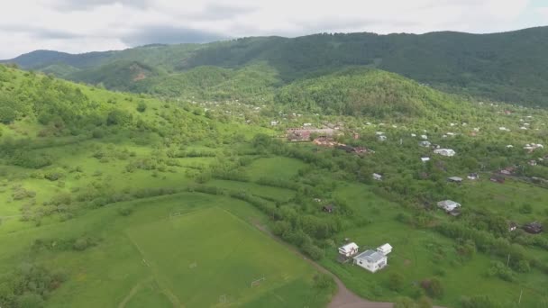 Glade e montanhas perto do assentamento — Vídeo de Stock
