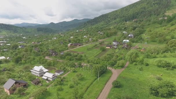 Panorama del asentamiento y montañas cercanas — Vídeo de stock