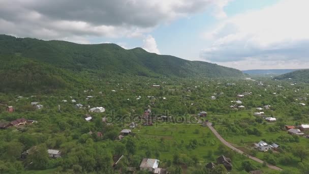 Panorama de assentamento perto das montanhas — Vídeo de Stock