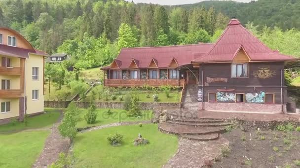 Das Haus auf dem Territorium eines touristischen Komplexes — Stockvideo