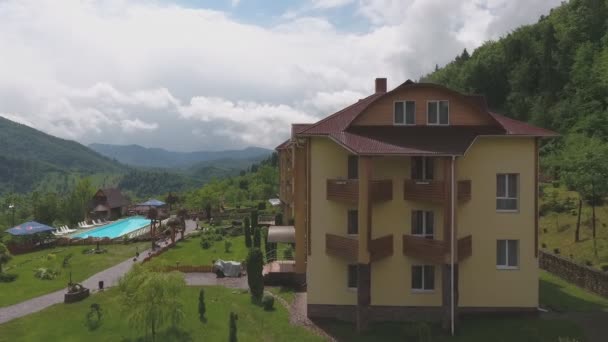 Komplex von Ferienwohnungen, Pool und Bergen — Stockvideo
