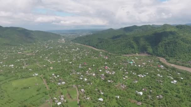 Panorama der Siedlung und der Berge — Stockvideo