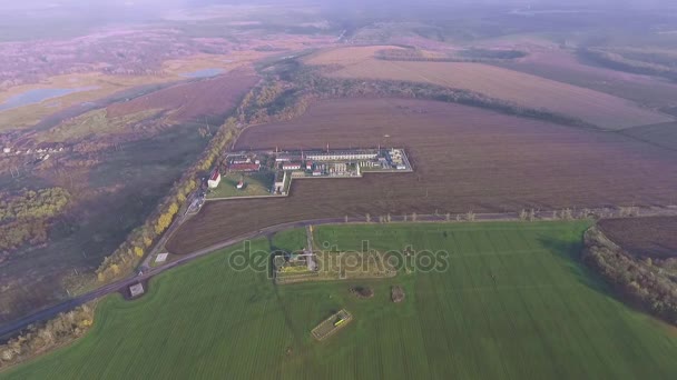 Bir gaz işleme tesisi görüntülemek — Stok video