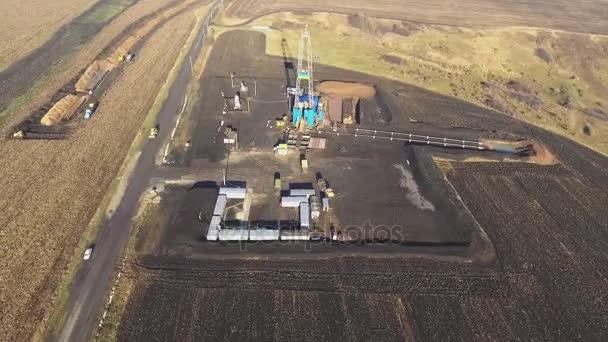 Drilling derrick en el campo de gas. Filmación aérea — Vídeos de Stock