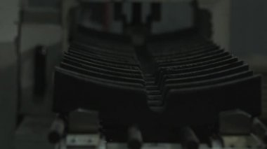 İşçi fren pabuçları üzerinde olmasını sağlamaktadır. Bitki Dükkanı. Yakın çekim. Renk düzeltme.