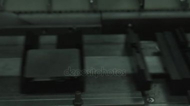 Roboto-manipulyator ampul tıp konveyör üzerine paketleri. Yakın çekim. Renk düzeltme.