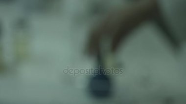 Laboratuvar. İlaç fabrikası. Çalışanın ilaç fabrikası laboratuarında çalışıyor. Yakın çekim. Tablo ve manipülasyonlar Reaktanları elleri ile bir çekimde görünür. Renk düzeltme.