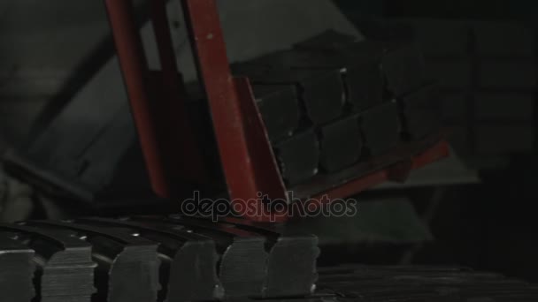 Кран Погрузчик Сортирует Тормозную Обувь Поездов Цехе Завода Цветовой Коррекции — стоковое видео
