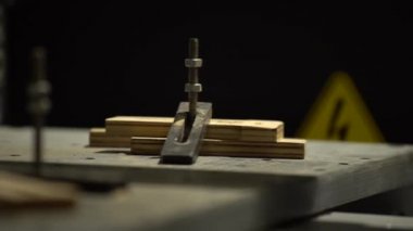 Ürünler 3d yazıcıda yazdırılan / ürünler 3d yazıcıda yazdırılır. Bu yolculuk tarafından kaldırılır. Defoccused başkalarına ayrıntıları bir dizi geçiş gerçekleştirilmektedir. Yakın çekim.