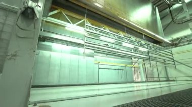 Dükkanda askıya pencere yapıları. Windows imalatı. / Dükkanda askıya pencere yapıları. Kapalı çalışan vardır. İnşaat çekerken kamerayı taşır. Biraz taş yapılar.