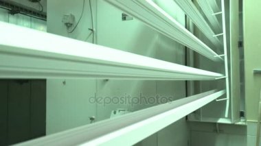 Windows imalatı. Pencere konstrüksiyon elementler. Yakın çekim / windows üretim tesisleri. İşlem otomatik ekipman. Pencere yapıları ve bunların işlenmesini otomatik ekipman unsurları. 