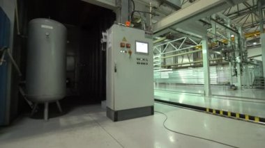 Windows üretim tesisi / windows üretim tesisleri. Ekipman ile alışveriş. Kamera dükkanında, pencere yapılar çalışanlar kaldırır. Yakın ve genel planları.