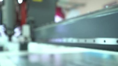 Mill. bir baş hareketi. Yakın çekim. Basım endüstrisi / arabayı bir freze kesici çalışma sahasında geçer.