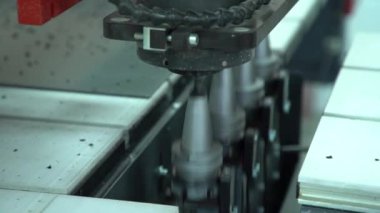Otomatik donatımın kompleksleri. Otomatik değiştirme aracı Frezeleme makinesi'nın / endüstriyel ekipmanlar unsurları değiştirme. Ayrıntıları otomatik değiştirme.