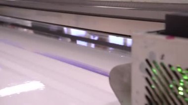 UV yazıcı. Donatım işletimi. Basına bir film / Uv yazıcının çalışmalarında. Tablet Uv yazıcı yazdırır.