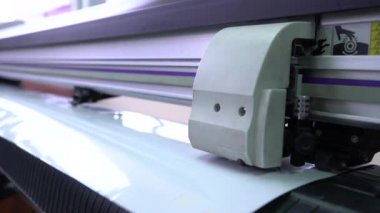 Rulo kesme çizici. Basım endüstrisi. Yakın çekim. Endüstriyel kullanım / kesme Oracal çizici üzerinde.