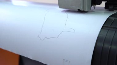 Görüntü üzerinde plotter çizim / kalem çizici arabada. Çizici berabere.