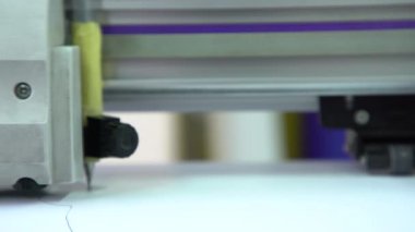 Yazıcı bir filmde çizer. Basım endüstrisi / çizici bir filmde çizer.