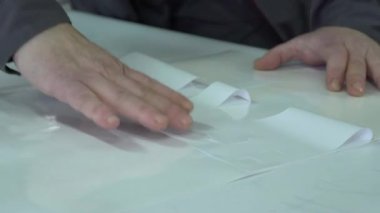 Çizici üzerinde bir film kontur kesim / neden kesme. Çalışan bir film kaldırır.