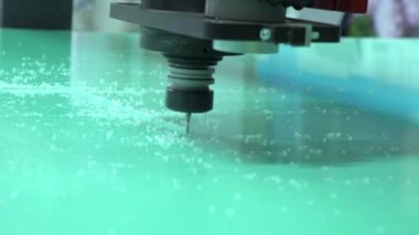 İş/freze freze makinesine. İş bir freze kesici.