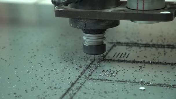 Mouvement du chariot de la fraiseuse. Coupe de matériau. Fraisage / Le broyeur est donné à la rotation par la broche établie sur le portail composé d'un support et le chariot .