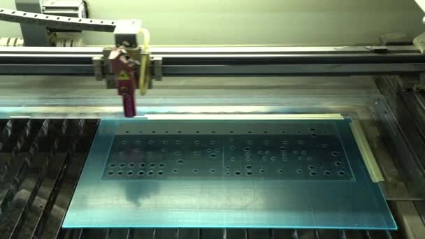 Laser Gravure Machine Door Middel Van Snijden Verkeer Van Een — Stockvideo