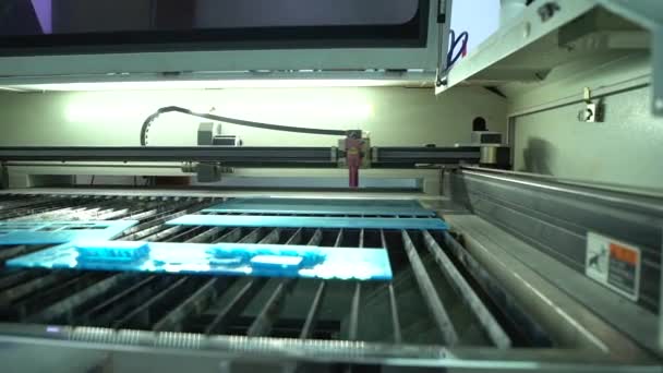 激光切割丙烯酸的开口 激光操作 工业设备 激光机操作 亚克力加工 管的运动 — 图库视频影像