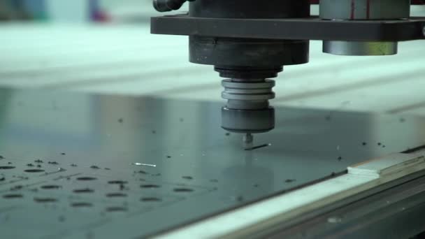 Fraisage gravure d'un matériau / Fraisage d'un composite. Préparation. Coupe de matériau. Par la coupe .