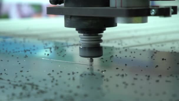 Gravure de fraisage. Fonctionnement de l'équipement. Close up / Le fraiseur coupe une ligne droite. Fraisage sans brosse de protection .