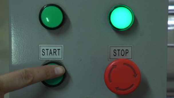 带有按钮的面板开始和停止 工人按下按钮 — 图库视频影像