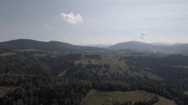 Dağları Panoraması. Yaz. Drone çekim / quadcopter Dağların üzerinden uçar. Bahar, yeşil ağaçlar görülebilir. Dağlar bir ot ile kaplıdır. Açık havada. Gökyüzü küçük bulutlar.