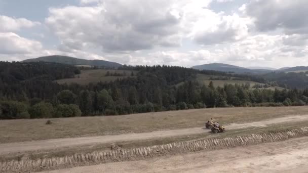 Chodit Atv Běžecké Terénu Pěšky Atv Běžecké Terénu Pár Turistů — Stock video