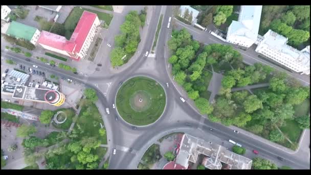 敲响城市的交通转弯 射击从 Quadcopter 或圆环为交通的转折在城市 在一个圆环床 附近的房子和绿色种植被创造 汽车的运动 无人驾驶飞机射击 上升在圆环之上 — 图库视频影像