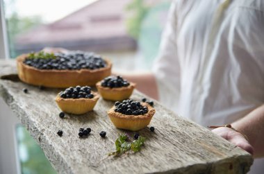 Çörekler ve böğürtlenli turta ile yönetim kurulu