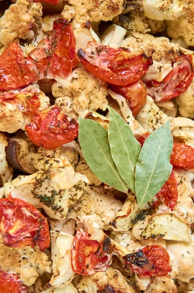 Verduras a la parrilla con especias, hierbas y tomates en bandeja para hornear de cerca, comida vegetariana orgánica de verano — Foto de Stock