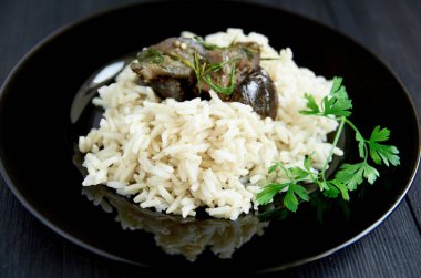 Koyu ahşap arka plan üzerinde otlar haşlanmış pirinç haşlanmış yumurta ile süslenmiş