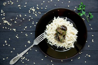 Haşlanmış yumurta ve otlar ve koyu ahşap arka plan üzerinde çiğ pirinç süslenmiş gümüş çatal ile haşlanmış pirinç