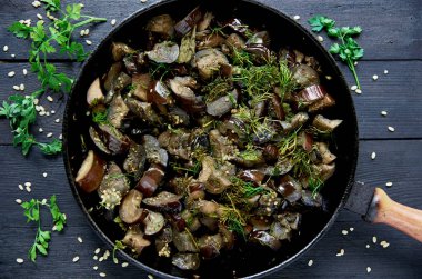 Haşlanmış yumurta ve otlar ve koyu ahşap arka plan üzerinde çiğ pirinç süslenmiş gümüş çatal ile haşlanmış pirinç