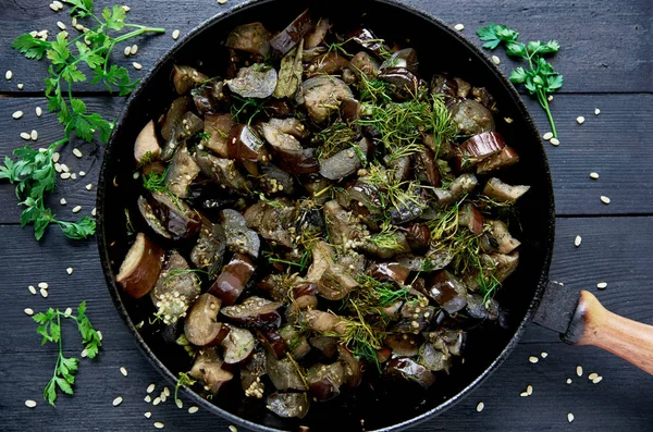 Haşlanmış yumurta ve otlar ve koyu ahşap arka plan üzerinde çiğ pirinç süslenmiş gümüş çatal ile haşlanmış pirinç