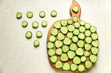 Salatalık bir kesim ahşap tahta üzerinde. İç mutfak, pişirme işlemi fotoğraf yakından