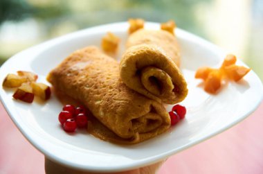 Krep peynir ve bulanık arka plan üzerinde beyaz tabakta taze çilek ile