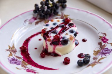 Hafif bir plaka üzerinde taze çilek ile serin jöle böğürtlen ve reçel ile dekore edilmiş