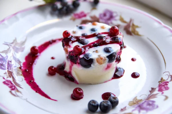 Delizioso dessert. una gelatina fresca con bacche fresche e marmellata rossa su un piatto leggero — Foto Stock