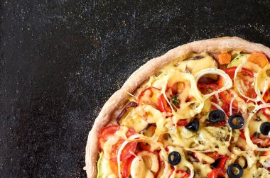 Sıcak vejetaryen pizza domates, biber, soğan, Siyah Zeytin, peynir, siyah koyu arka plan üzerine baharat temiz kopya alanı ile yakın çekim