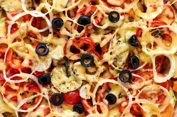 Pizza con tomates, pimiento, cebolla, aceitunas negras y fondo de textura de especias. Superficie de textura de pizza. Fondo de pizza — Foto de Stock