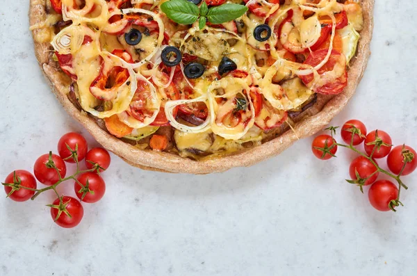 新鲜烤热比萨与副本空间的白色背景上。用蔬菜和罗勒的素食比萨。饰樱桃西红柿 图库照片