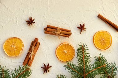 Yeni yıl gıda süsleri çam dalları ve mulled şarap anason yıldız, tarçın, kurutulmuş portakal için geleneksel baharat. Yeni yıl kompozisyon tebrik kartı. Tatil ruh hali