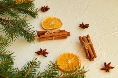 Noel arka plan. Yeni yıl süsleri çam dalları ve mulled şarap anason yıldız, tarçın, kurutulmuş portakal için geleneksel baharat. Yeni yıl kompozisyon tebrik kartı. Yan görünüm